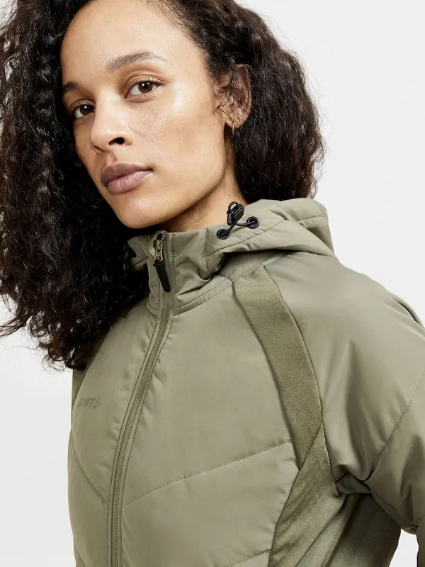 1911001-664000_ADV  Explore Hybrid Jacket W_Closeup3.jpg
